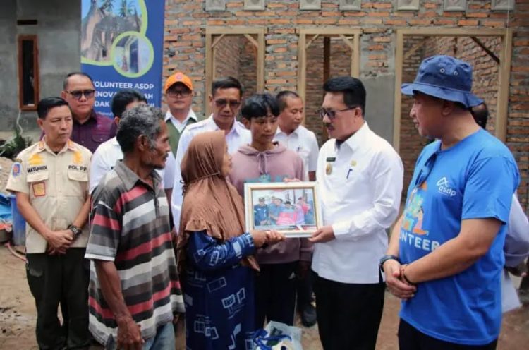Sekda Lamsel Tinjau Pembangunan Bedah Rumah di Kecamatan Bakauheni