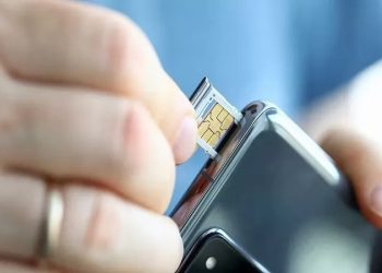 Solusi untuk Smartphone yang Tidak Mendeteksi Kartu SIM  SAIBETIK – Mengalami masalah di mana smartphone tidak mampu mendeteksi kartu SIM bisa menjadi pengganggu, terutama bila perangkat tersebut sangat dibutuhkan dalam aktivitas komunikasi sehari-hari.  Namun, tak perlu khawatir. Ada beberapa langkah yang dapat Anda ambil untuk mencoba memperbaiki masalah tersebut.  Berikut beberapa solusi cepat yang bisa Anda coba:  1. Periksa Pemasangan Kartu SIM  Langkah pertama yang bisa Anda lakukan adalah memastikan kartu SIM telah terpasang dengan benar. Matikan smartphone, buka slot kartu SIM, dan pastikan kartu telah terpasang dengan baik tanpa longgar. Selain itu, periksa apakah kartu SIM tidak rusak atau tergores, dan bersihkan bagian kontak dengan lembut jika perlu.  2. Ganti Slot Kartu SIM (Jika Ada)  Beberapa smartphone memiliki lebih dari satu slot kartu SIM. Cobalah pindahkan kartu SIM ke slot lain (jika tersedia) untuk melihat apakah perangkat dapat mendeteksi kartu SIM di slot tersebut. Langkah ini dapat membantu Anda memastikan apakah masalahnya terletak pada slot kartu SIM tertentu atau pada kartu SIM itu sendiri.  3. Bersihkan Slot Kartu SIM  Debu, kotoran, atau korosi pada slot kartu SIM bisa mengganggu konektivitas dan menyebabkan smartphone tidak mendeteksi kartu SIM. Gunakan udara tekan atau q-tip yang bersih dan kering untuk membersihkan slot kartu SIM secara lembut. Pastikan untuk tidak menggunakan cairan pembersih berlebihan yang dapat merusak komponen dalam slot.  4. Periksa Pengaturan Jaringan  Pastikan untuk memeriksa pengaturan jaringan di smartphone Anda untuk memastikan bahwa kartu SIM telah diaktifkan dan tidak terkunci ke operator tertentu. Buka pengaturan jaringan atau pengaturan SIM di menu pengaturan smartphone Anda dan pastikan opsi “Kartu SIM” atau “Jaringan Seluler” telah diaktifkan. Periksa juga apakah smartphone Anda mendukung jaringan yang digunakan oleh kartu SIM Anda.  5. Restart Smartphone  Coba matikan smartphone Anda dan hidupkan kembali setelah beberapa saat. Langkah ini bisa membantu memperbaiki masalah sementara yang mungkin menyebabkan smartphone tidak mendeteksi kartu SIM. Jika masalah tetap ada setelah restart, lanjutkan ke langkah selanjutnya.  6. Perbarui Perangkat Lunak  Pastikan bahwa perangkat lunak smartphone Anda telah diperbarui ke versi terbaru. Pembaruan perangkat lunak dapat membantu mengatasi berbagai masalah, termasuk masalah dengan deteksi kartu SIM. Periksa apakah ada pembaruan perangkat lunak yang tersedia untuk smartphone Anda dan ikuti instruksi untuk menginstalnya.***Solusi untuk Smartphone yang Tidak Mendeteksi Kartu SIM