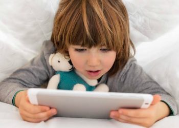 Waspada Kecanduan Layar! Ini 6 Tips Mengelola Waktu Layar Anak