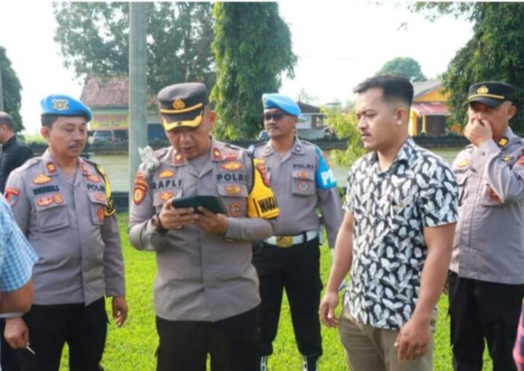 Kapolres Lampung Timur Perketat Pengawasan Terhadap Judi Online dengan Inspeksi HP Personel