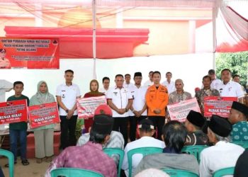 Nanang Ermanto Serahkan Bantuan untuk 121 Rumah Terdampak Puting Beliung