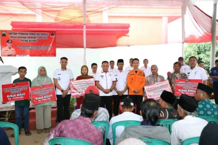 Nanang Ermanto Serahkan Bantuan untuk 121 Rumah Terdampak Puting Beliung