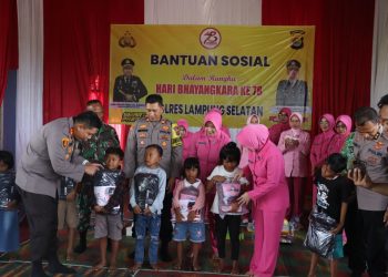 Hari Bhayangkara ke-78: Kapolres Lamsel Bagikan Paket Sekolah kepada Anak-Anak