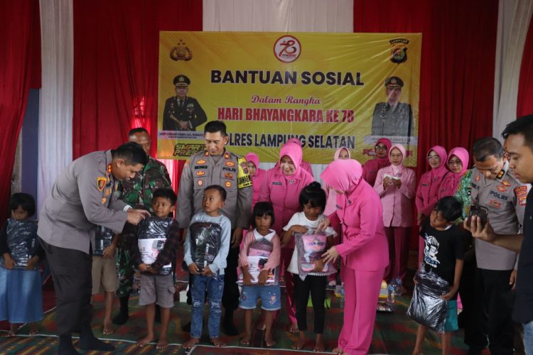 Hari Bhayangkara ke-78: Kapolres Lamsel Bagikan Paket Sekolah kepada Anak-Anak