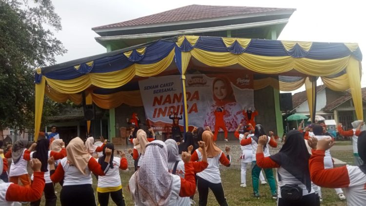 Ratusan Ibu-Ibu Antusias Ikuti Senam CAKEP Bersama Nanda Indira di Pesawaran