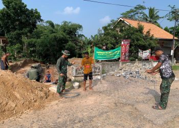 Penutupan TMMD ke-120: Satgas Kodim 0421/LS dan Kerjasama Warga dalam Pemasangan Bronjong