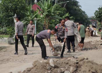 Anggota Brimob Polda Lampung Bergotong Royong Memperbaiki Jalan Desa di Lampung Tengah