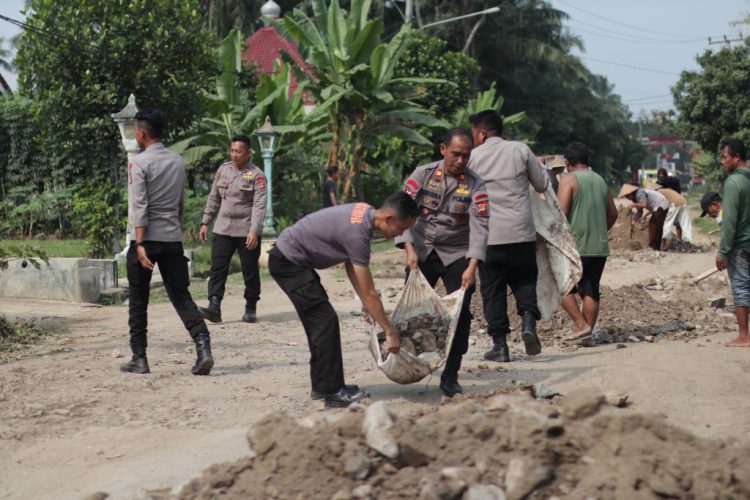 Anggota Brimob Polda Lampung Bergotong Royong Memperbaiki Jalan Desa di Lampung Tengah