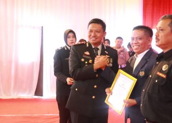 Polres Lampung Timur Memberi Penghargaan kepada Ketua PWI Lampung Timur