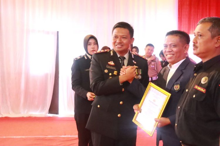 Polres Lampung Timur Memberi Penghargaan kepada Ketua PWI Lampung Timur