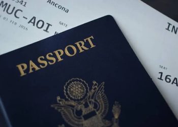 Ini Aturan dan Alasan Kenapa Imigrasi Tak Layani Penumpang Pesawat yang Paspornya Rusak