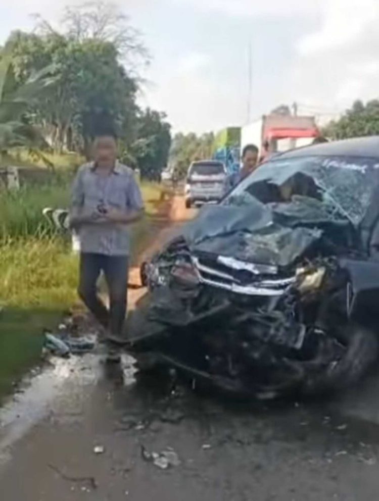 Kecelakaan Beruntun di Lampung Timur: Mobil Travel Tabrakan dengan Mobil Penumpang, Belum Ada Korban Jiwa Terkonfirmasi