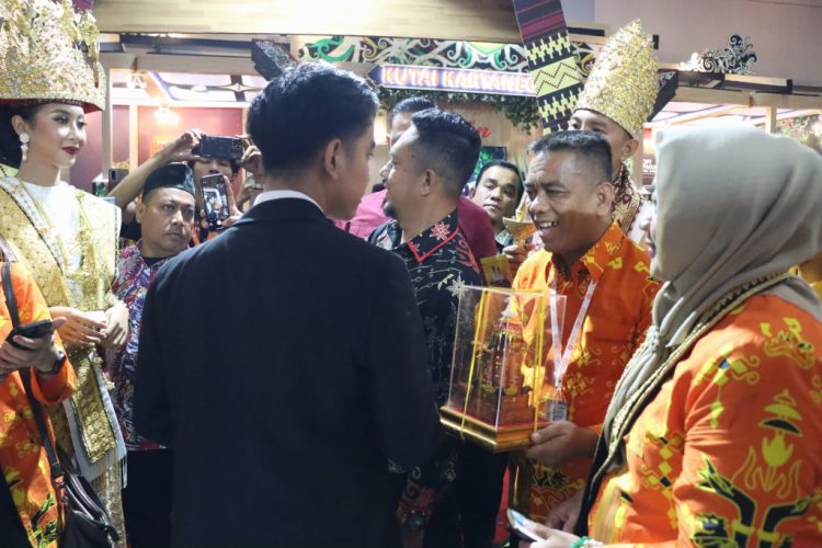 Terkini dari Apkasi Otonomi Expo 2024: Kunjungan Gibran Rakabuming ke Stand Lampung Tengah Membuat Heboh