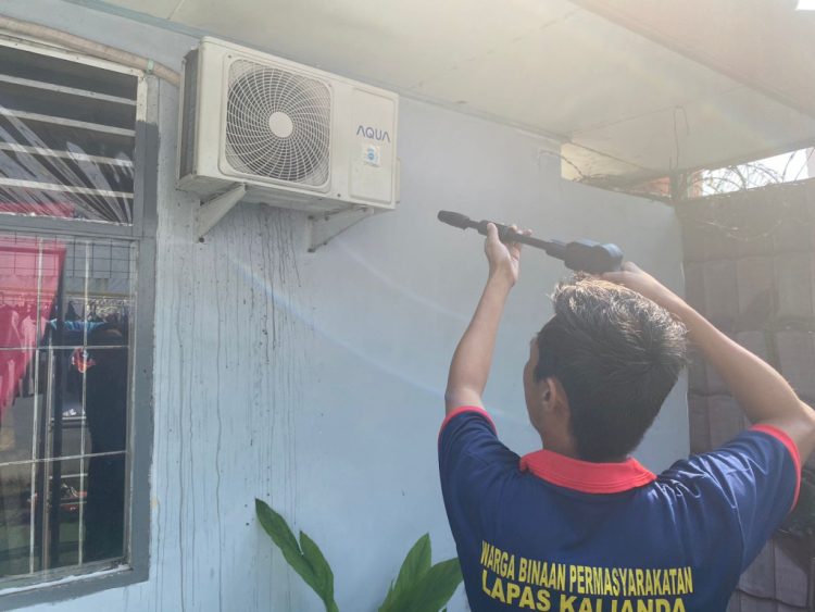 Warga Binaan Lapas Kalianda Bersihkan AC Seluruh Lapas: Keterampilan untuk Bekal Mencari Nafkah