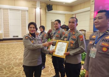 Polres Lampung Barat di ganjar penghargaan oleh kabid humas polda Lampung