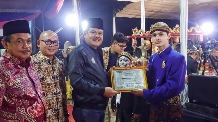 Bupati Musa Ahmad Hadiri Gebyar Wayang Kulit Millenial di Lampung Tengah