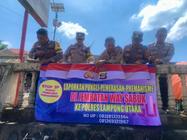 Polres Lampung Utara Pasang Banner Pengaduan untuk Cegah Pungli di Jalinsum