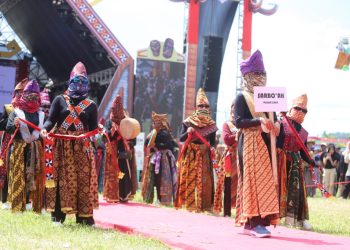 Puluhan Grup Sekura Unjuk Kebolehan Dihadapan Pj Bupati Lampung Barat Pada Hari Terakhir Festival Sekala Bekhak. 