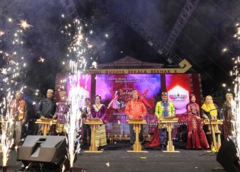 Ditandai Pemukulan Gemelan Festival Budaya Sekala Bekhak Ke X Resmi Ditutup Pj Bupati Lampung Barat. 