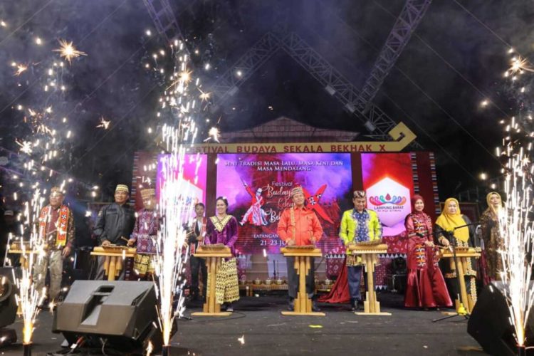 Ditandai Pemukulan Gemelan Festival Budaya Sekala Bekhak Ke X Resmi Ditutup Pj Bupati Lampung Barat. 