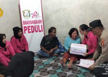 Kapolsek Bandar Negeri Suoh Ajak Bhayangkari Berikan Bantuan Sembako kepada Warga Disabilitas di Pekon Bumi Hantatai