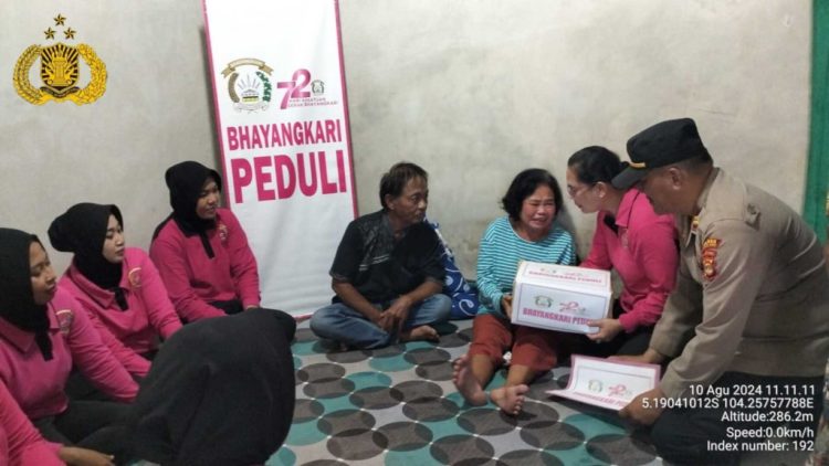 Kapolsek Bandar Negeri Suoh Ajak Bhayangkari Berikan Bantuan Sembako kepada Warga Disabilitas di Pekon Bumi Hantatai