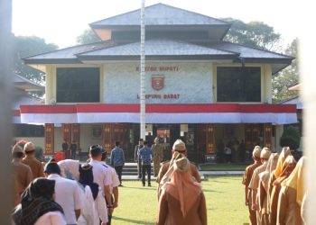 Pj Bupati Lampung Barat Serahkan 10 Juta Bendera Merah Putih untuk Menyambut HUT RI ke-79