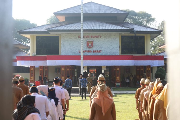 Pj Bupati Lampung Barat Serahkan 10 Juta Bendera Merah Putih untuk Menyambut HUT RI ke-79