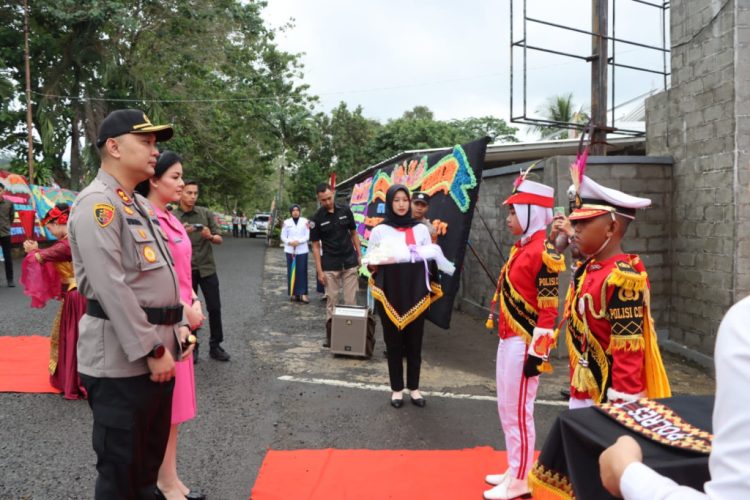 Disambut Tarian Adat Lampung dan Polisi Cilik, AKBP Rivanda Resmi Menjabat Kapolres Tanggamus