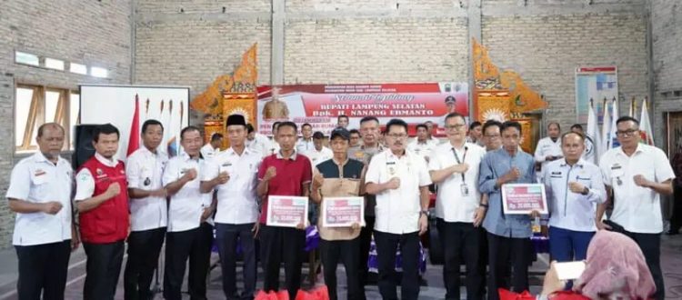 Pemkab Lampung Selatan Serahkan Bantuan Bedah Rumah untuk 6 Warga di Kecamatan Sragi
