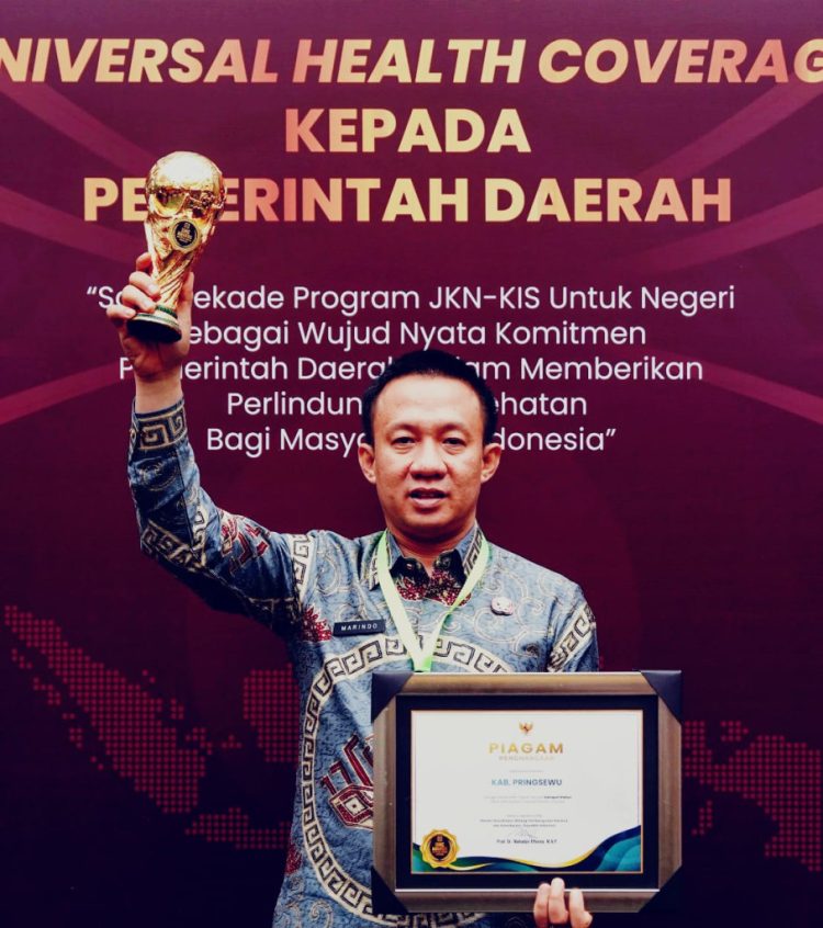 Pj. Bupati Pringsewu Raih Penghargaan Universal Health Coverage 2024