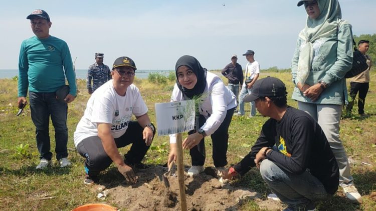 Penanaman Vegetasi Pohon Cemara di Pekon Karang Anyar: Upaya Perlindungan Pantai Wonosobo