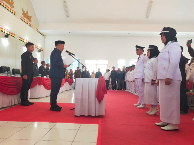 Pj. Bupati Tanggamus Kukuhkan Kepala Pekon dengan Masa Jabatan Baru Selama 8 Tahun