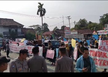Ratusan Warga Geruduk Kantor Desa Palas Bangunan, Tuntut Kepala Desa Mundur