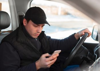 Hati-Hati! Pakai Handphone Saat Berkendara Bisa Kena Tilang Elektronik: Ini Pasal dan Denda yang Dikenakan