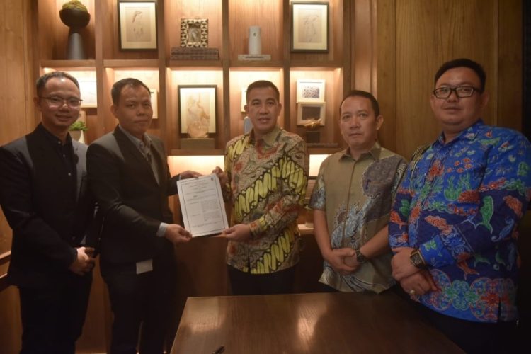 Bupati Pesawaran Teken Kerjasama dengan Solarvest untuk Pengembangan Panel Surya