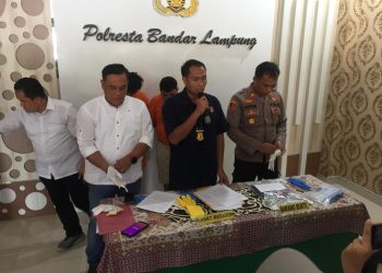 Dua Pelaku Penodongan Senjata Api Ditangkap di Bandar Lampung, Pelaku Utama Masih Buron