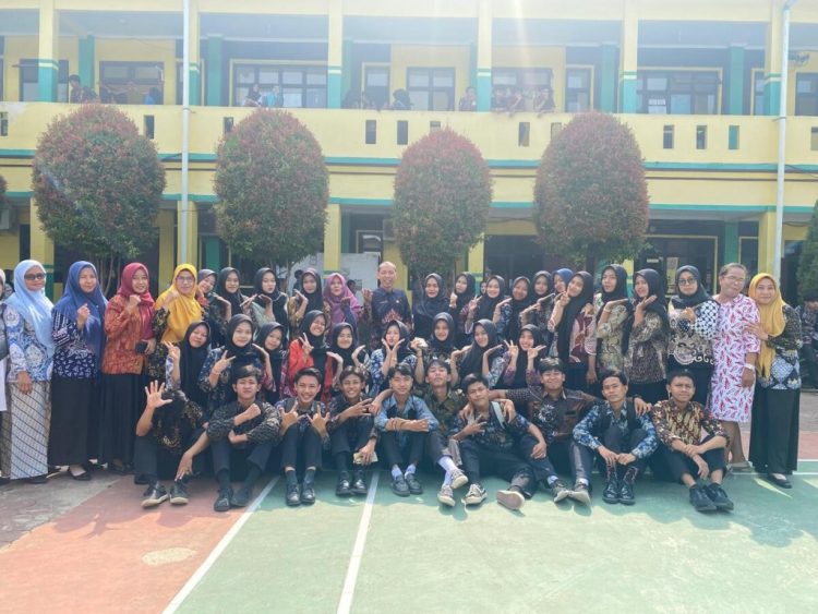 SMAN 1 Padang Cermin Rayakan Hari Batik Nasional Pelestarian Warisan Budaya Lokal