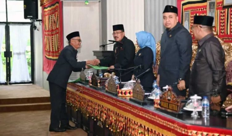 Sekda Lampung Selatan Paparkan Raperda Insentif dan Kebijakan Investasi di Rapat Paripurna
