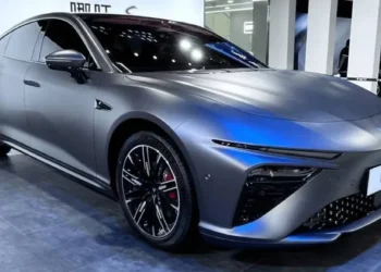 Tips Aman Berkendara dengan Mobil Listrik Saat Musim Hujan