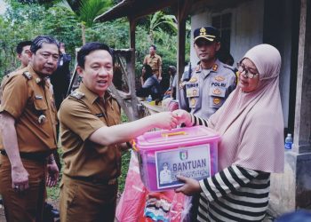 Pj Bupati Pringsewu Serahkan Bantuan kepada Korban Angin Kencang di Sukoharjo