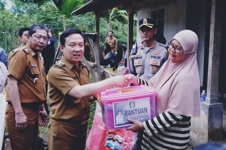 Pj Bupati Pringsewu Serahkan Bantuan kepada Korban Angin Kencang di Sukoharjo