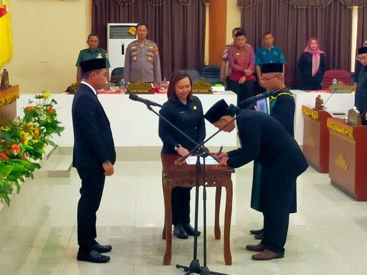 Rapat Paripurna Istimewa DPRD Kabupaten Tanggamus: Pengucapan Sumpah/Janji Anggota PAW