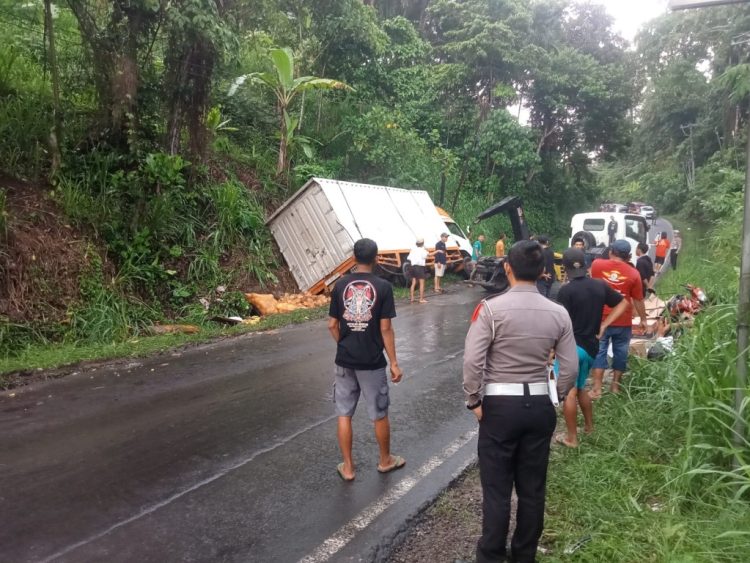 Mobil Boks Bermuatan Kelapa Anjlok di Tanjakan Simpang Mutun, Tak Ada Korban Jiwa