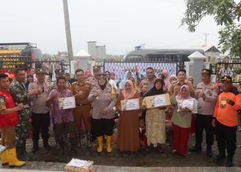 Polres Lampung Selatan Berikan Bantuan untuk Korban Banjir Rob di Sragi