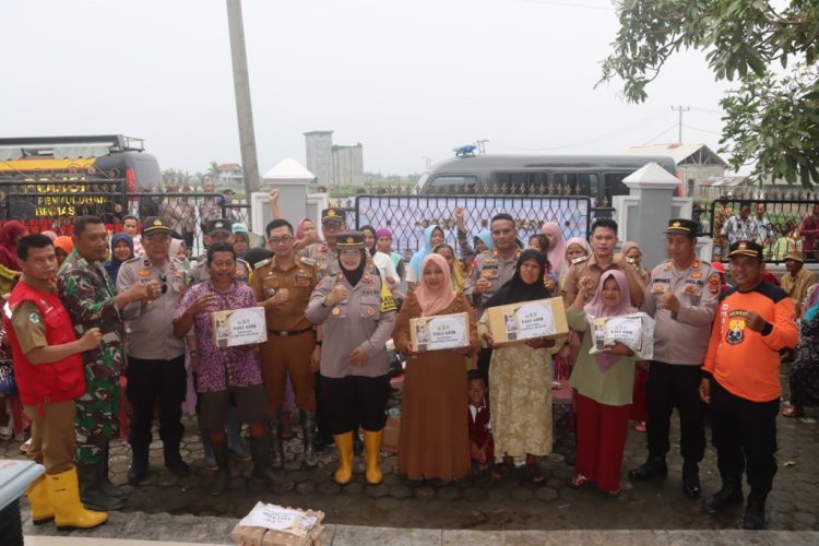 Polres Lampung Selatan Berikan Bantuan untuk Korban Banjir Rob di Sragi