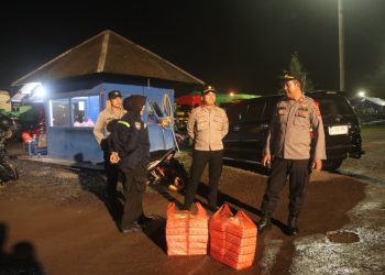 Polres Lampung Selatan dan PT BBJ Bagikan 600 Kotak Nasi untuk Awak Truk di Pelabuhan Bakauheni