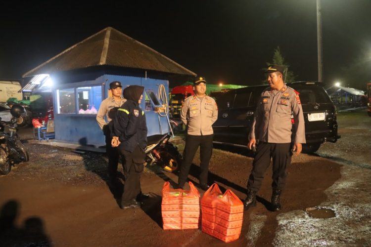Polres Lampung Selatan dan PT BBJ Bagikan 600 Kotak Nasi untuk Awak Truk di Pelabuhan Bakauheni