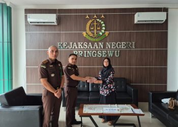 Kejari Pringsewu Terima Uang Titipan Tersangka Dugaan Korupsi