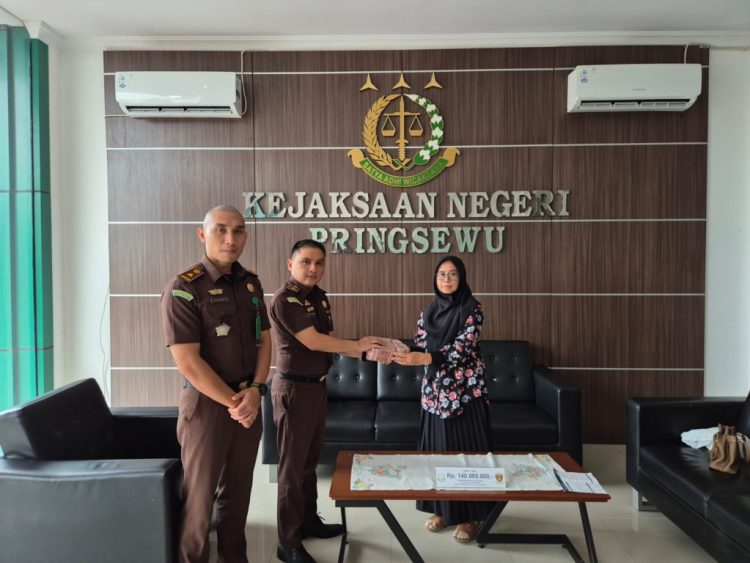 Kejari Pringsewu Terima Uang Titipan Tersangka Dugaan Korupsi